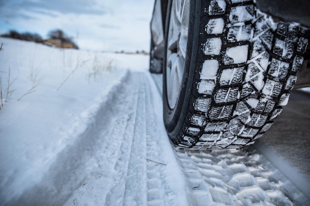 Neumáticos de invierno en la nieve