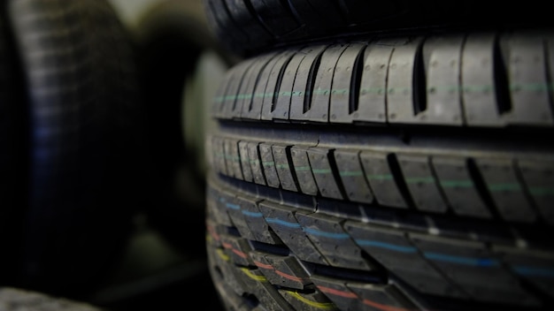 Neumáticos de verano cambiando a neumáticos de invierno al lado moviéndose en una tienda con fondo negro oscuro