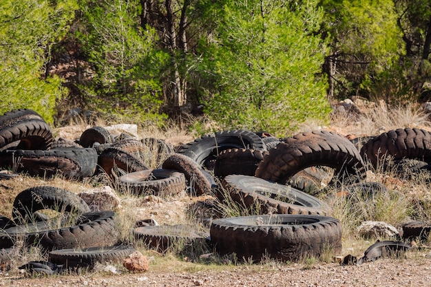 Neumáticos viejos que contaminan la naturaleza