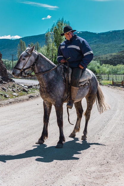 Neuquen, Argentinien, 21. November 2021; Argentinischer Cowboy (Gaucho) geht in Patagonien mit seinem Pferd an der Kamera vorbei.