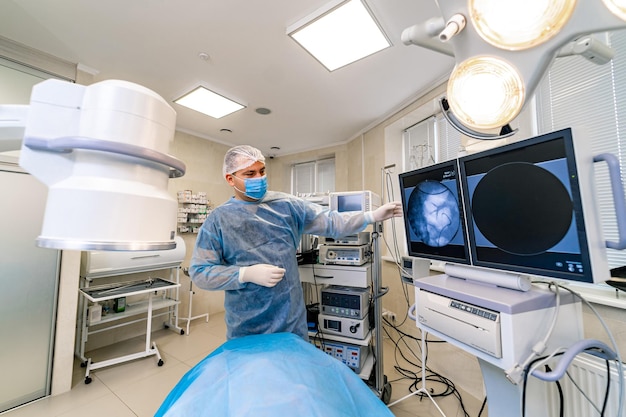 Neurourgeon está operando com máquina de cirurgia robótica médica. Dispositivo médico automatizado moderno. Sala cirúrgica em hospital com equipamento de tecnologia robótica, neurocirurgião braço mecânico.