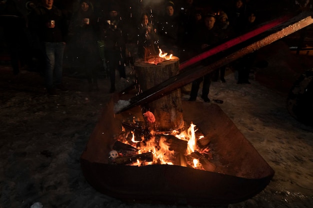 NEUSCHÖNAU, DEUTSCHLAND - 5. JANUAR 2019 - Nachtfest in Lousnacht mit Waldgeistern im bayerischen Dorf