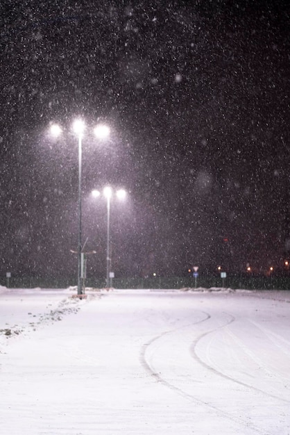 Una nevada nocturna en la víspera de año nuevo tormenta de invierno