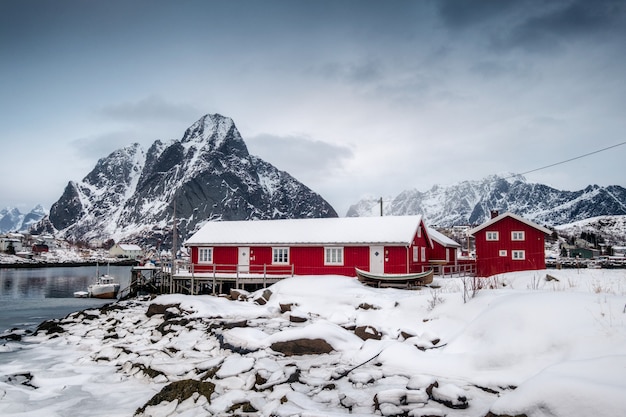 Nevadas en casa roja con puerto en el valle en el océano ártico