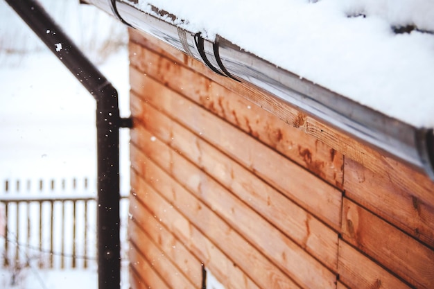 Nevadas contra el fondo de la casa de madera Cerrar