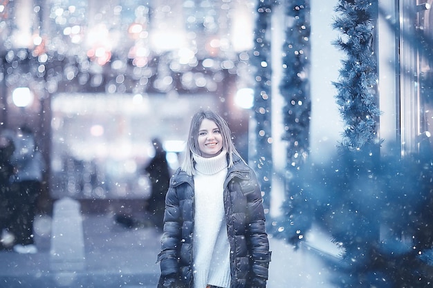 nevadas mujer ciudad navidad afuera, retrato de la ciudad en nevadas, joven modelo posando en aspecto festivo