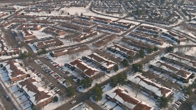 Nevadas sobre un pequeño complejo de apartamentos residencial con techos cubiertos de nieve casas en el campo de estados unidos