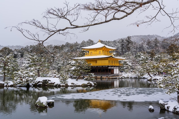 Nevado Templo Kinkakuji no inverno Atração turística famosa em Kyoto Japão O Pavilhão Dourado