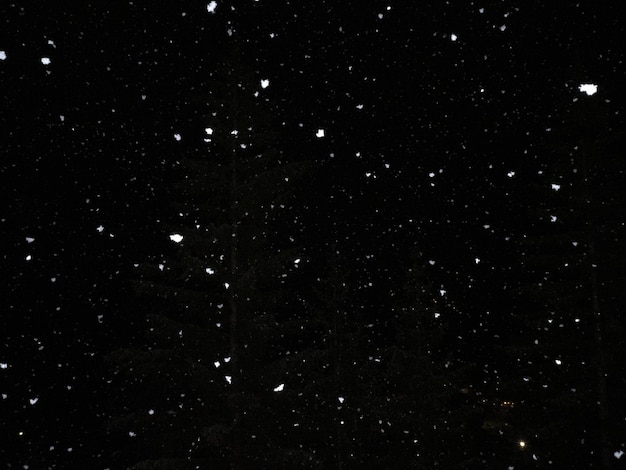 Nevando à noite nas montanhas Dolomitas