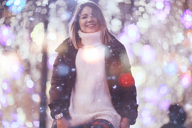 nevasca mulher cidade natal lá fora, retrato da cidade em nevasca, jovem modelo posando em look festivo