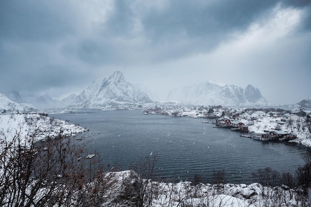 Nevasca na aldeia piscatória no litoral nas Ilhas Lofoten