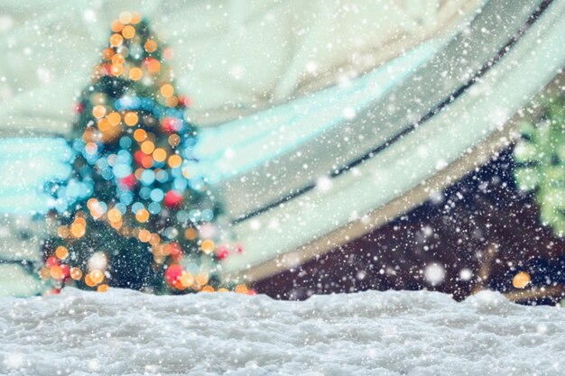 Foto neve branca vazia com árvore de natal desfocada com fundo claro bokeh