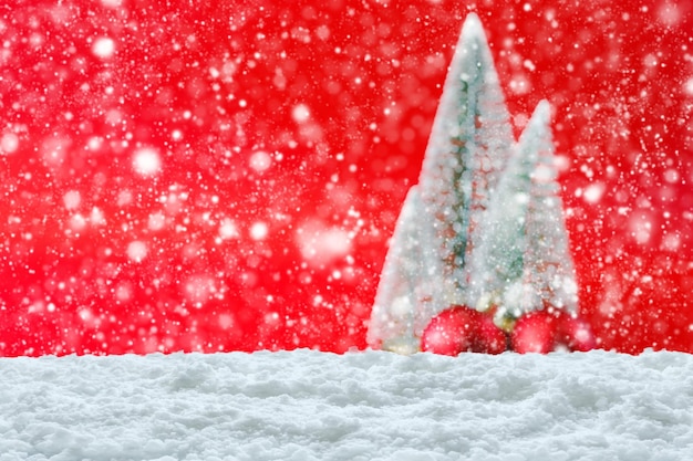 Foto neve branca vazia com fundo de árvore de natal desfocado
