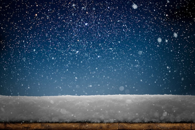 Neve caindo em uma mesa de madeira