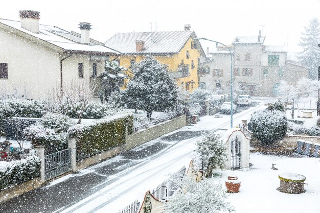 Neve caindo na cidade no inverno