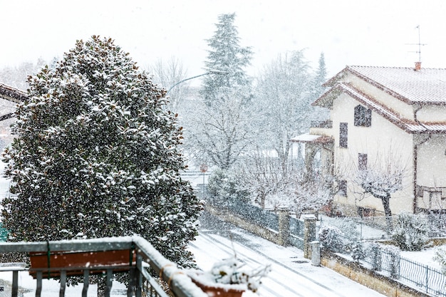 Neve caindo na cidade no inverno