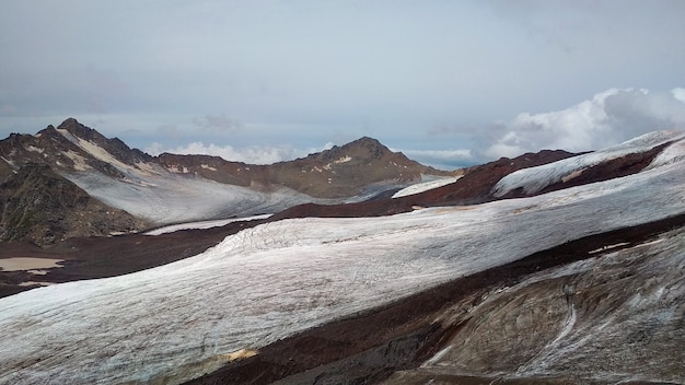 neve cinza cai nas montanhas