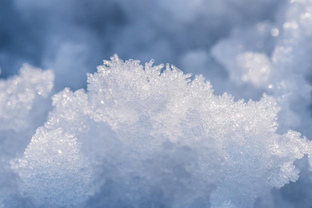 Neve como plano de fundo, visão aproximada, clima de inverno, primavera, fundo de neve azul granulado