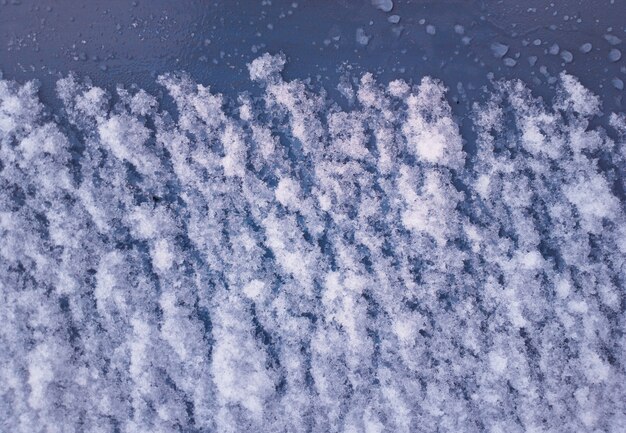 Neve congelada em fundo de superfície metálica