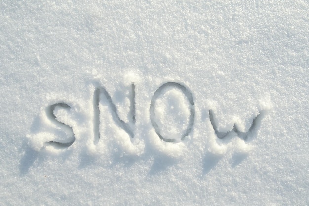 Neve da palavra com letras grandes não escritas em um banco de neve