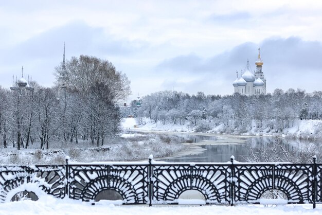 Neve de inverno na cúpula da cidade