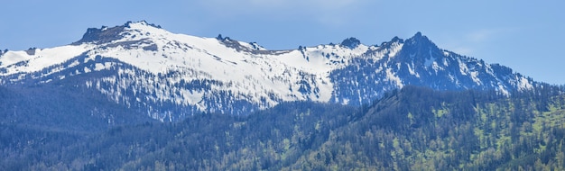 Neve derrete nos picos das montanhas, dia ensolarado de primavera