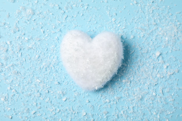 Neve e coração decorativa branca na mesa azul