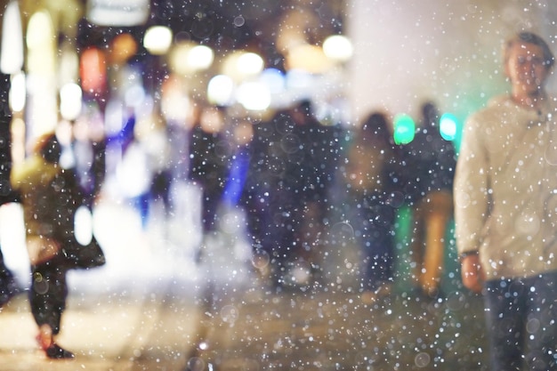 Neve em uma cidade noturna arranha-céus/paisagem sazonal cidade de inverno, queda de neve contra um fundo de arranha-céus