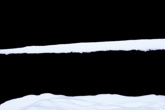 Neve isolada em um fundo preto. elemento de design de inverno. foto de alta qualidade