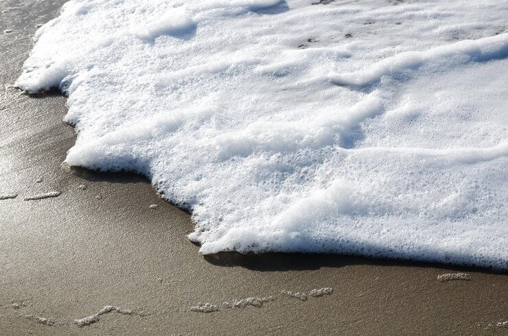 Foto neve na areia na praia durante o inverno