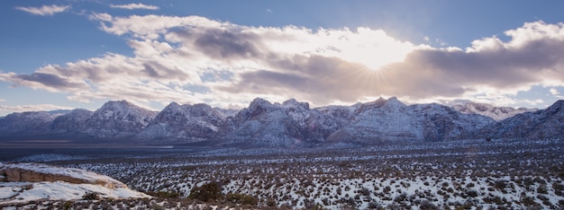 Neve no Parque Nacional da rocha vermelha no panorama