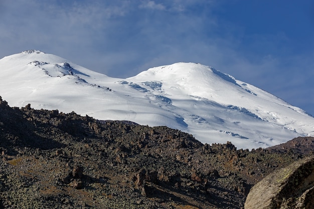 Neve no topo do Monte Elbrus em um dia claro. Cáucaso do Norte.