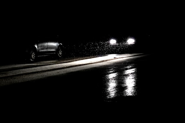 Neve nos faróis dos carros no inverno