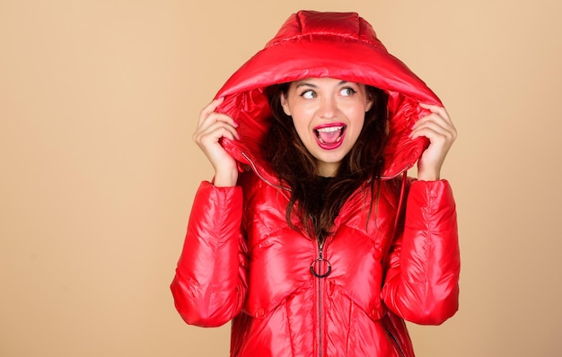 Neve ou chuva, estou pronto para ambos A menina gosta de usar jaqueta brilhante com capuz Casaco quente Jaqueta confortável Cor vermelha Encontrar a jaqueta de inverno certa é essencial para uma estação de inverno agradável