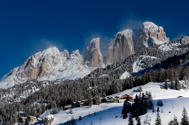 Neve, picos e nuvens