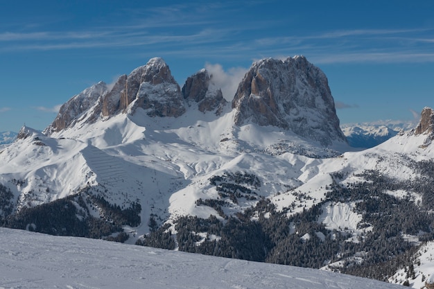 Neve, picos e nuvens