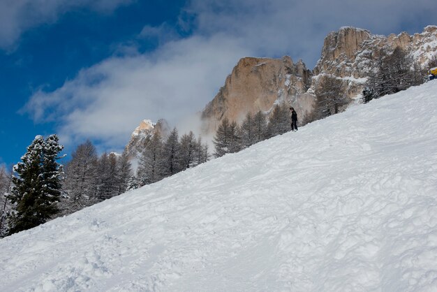 Neve, picos e nuvens