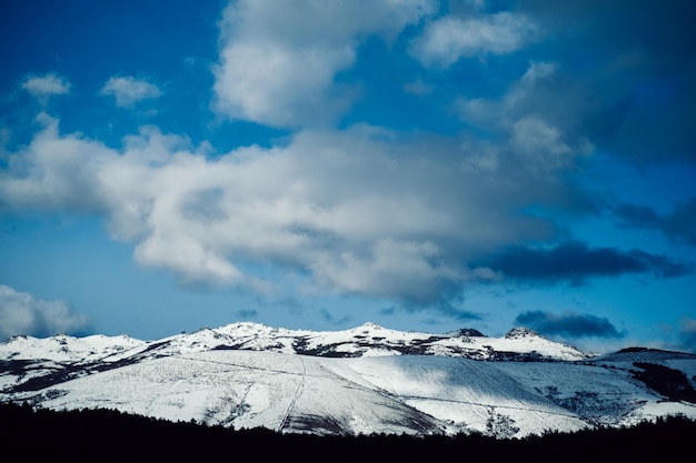 neve sobre a montanha