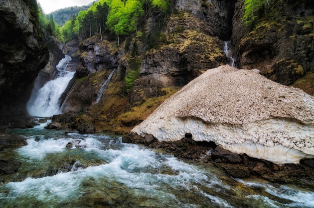 La nevera y la cascada.