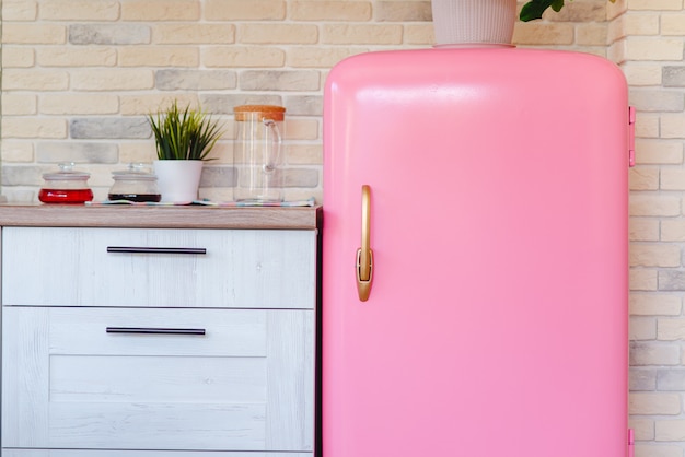 Nevera estilo retro rosa en cocina vintage