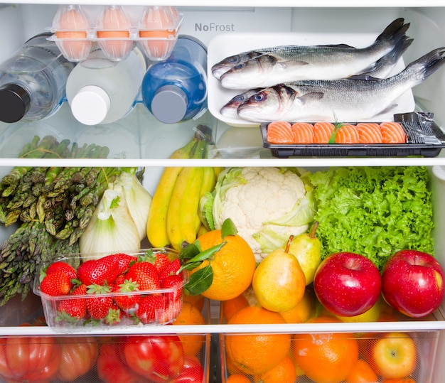 Foto nevera llena de comida con dieta mediterránea