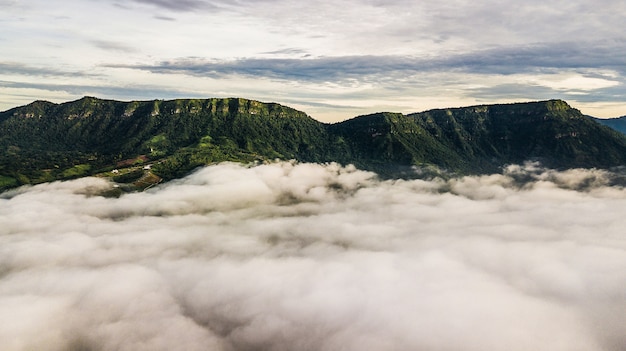 Névoa da manhã com montanha, nascer do sol e mar de névoa