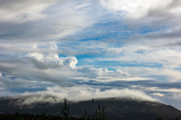 Névoa da manhã no topo da montanha