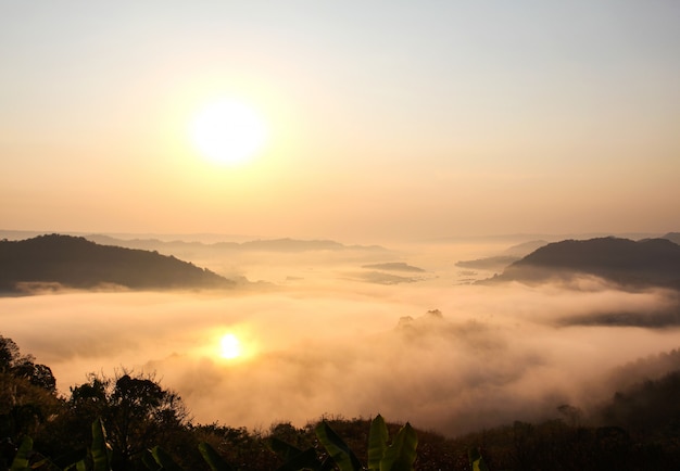 Névoa das montanhas e opinião do nascer do sol de Phu Huay Isan em Nong Khai, Tailândia.