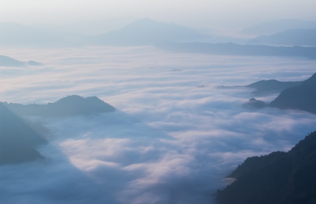 Foto névoa e montanha vista de manhã.