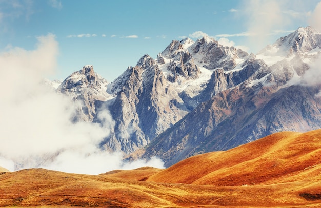 Névoa espessa na passagem da montanha goulet. georgia, svaneti. europa.