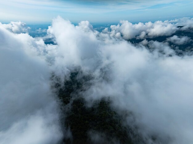 Foto névoa incrível sobre as montanhasvisão aérea da paisagem filmada por um drone com um belo fundo natural