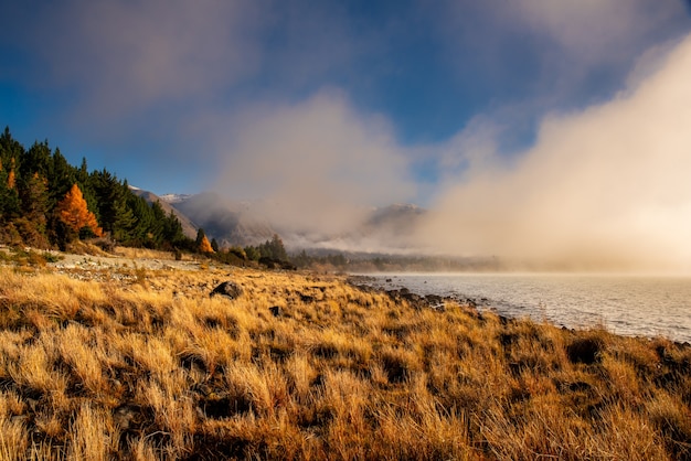 Névoa nebulosa e nuvens baixas no início de um belo dia frio no lago ohau