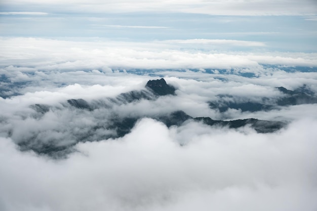 Névoa sobre as montanhas na paisagem de inverno da tailândia