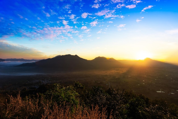 Névoa sobre Phu Thok Mountain Chiang Khan Loei Province Tailândia
